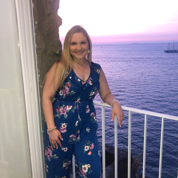 ⭐️Meet your Posher!!⭐️😘 - Picture 4 of 4